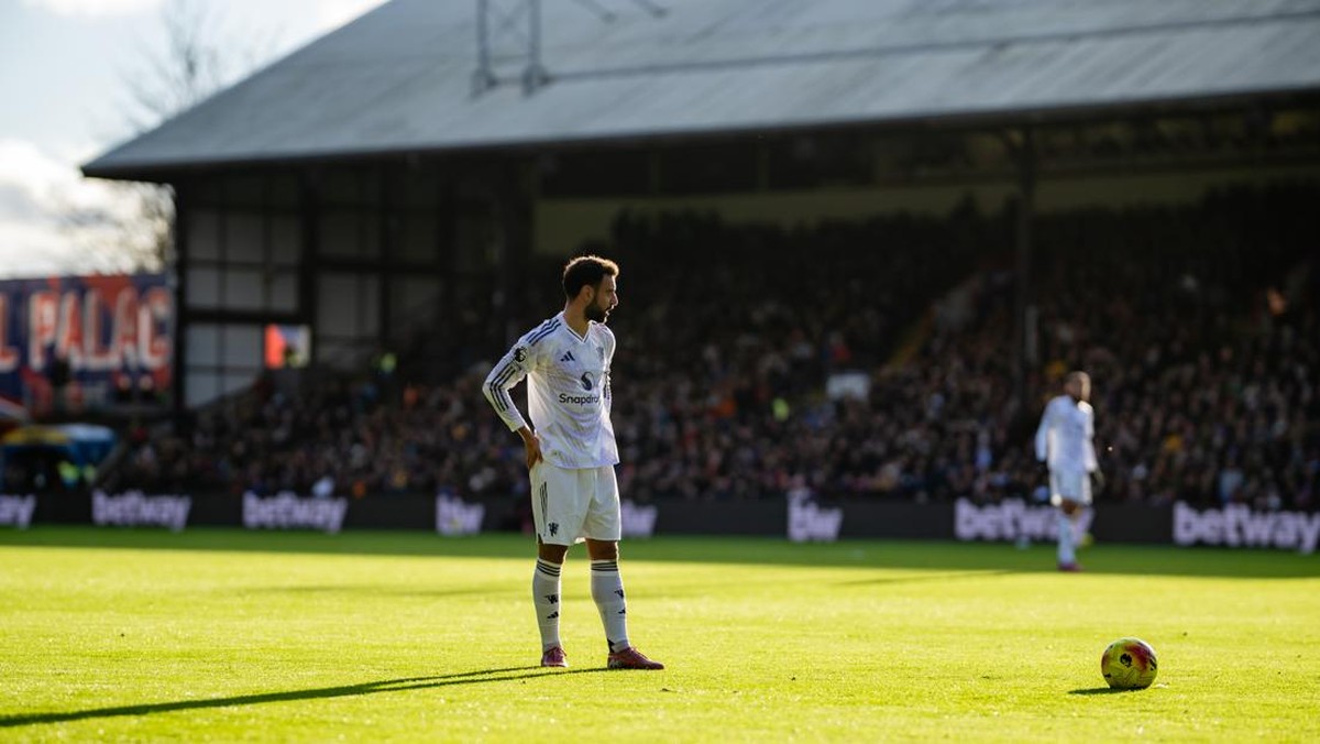 Bruno Fernandes bikin dua assist yang membantu MU menang 2-1 atas Crystal Palace. (Foto: Ash Donelon/Manchester United via Getty Images)