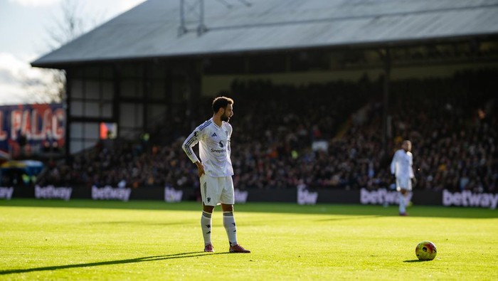 LONDON, ENGLAND - NOVEMBER 30: Bruno Fernandes of Manchester United in action during the Premier League match between Crystal Palace and Manchester United at Selhurst Park on November 30, 2025 in London, England. (Photo by Ash Donelon/Manchester United via Getty Images)