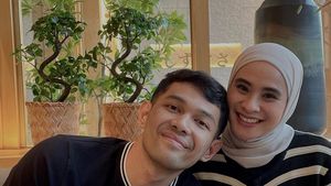 Romantisnya Fajar Alfian dan Istri Saat Makan Malam di Restoran Rooftop