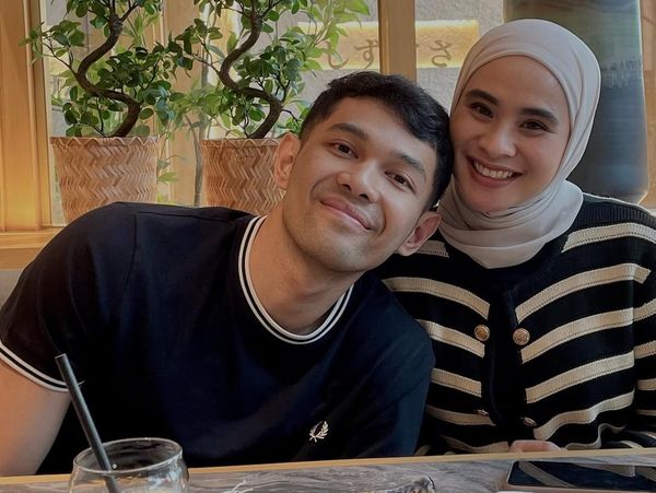 Romantisnya Fajar Alfian dan Istri Saat Makan Malam di Restoran Rooftop