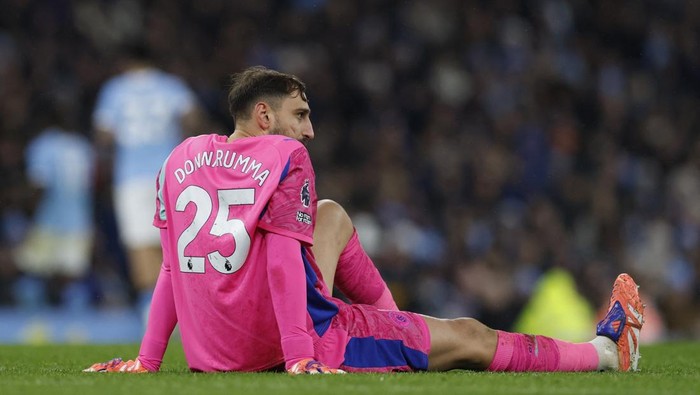 Soccer Football - Premier League - Manchester City v Leeds United - Etihad Stadium, Manchester, Britain - November 29, 2025 Manchester Citys Gianluigi Donnarumma down injured Action Images via Reuters/Jason Cairnduff EDITORIAL USE ONLY. NO USE WITH UNAUTHORIZED AUDIO, VIDEO, DATA, FIXTURE LISTS, CLUB/LEAGUE LOGOS OR LIVE SERVICES. ONLINE IN-MATCH USE LIMITED TO 120 IMAGES, NO VIDEO EMULATION. NO USE IN BETTING, GAMES OR SINGLE CLUB/LEAGUE/PLAYER PUBLICATIONS. PLEASE CONTACT YOUR ACCOUNT REPRESENTATIVE FOR FURTHER DETAILS..
