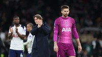 Pelatih Spurs Bela Vicario yang Disemprot Fans usai Blunder