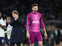 Pelatih Spurs Bela Vicario yang Disemprot Fans usai Blunder