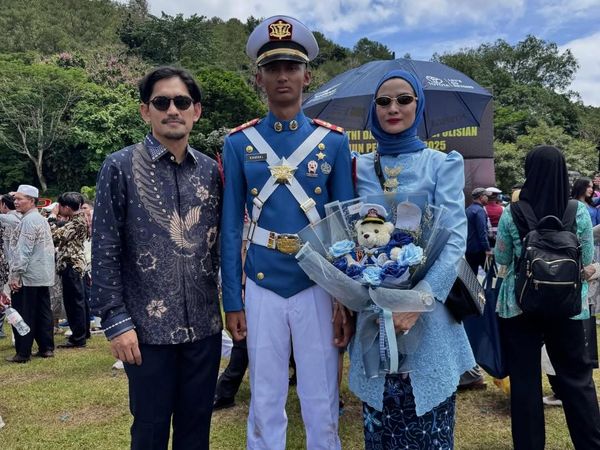 Haru Ibnu Jamil, Anak Wisuda Prabhatar dan Sujud di Kaki Ibu