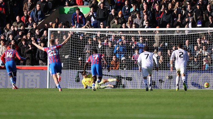 LONDON, ENGLAND - NOVEMBER 30: Jean-Philippe Mateta of Crystal Palace scores his teams first goal from the penalty spot during the Premier League match between Crystal Palace and Manchester United at Selhurst Park on November 30, 2025 in London, England. (Photo by Warren Little/Getty Images)