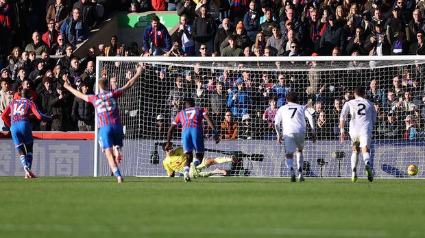 Jean-Philippe Mateta LONDON, ENGLAND - NOVEMBER 30: Jean-Philippe Mateta of Crystal Palace scores his team's first goal from the penalty spot during the Premier League match between Crystal Palace and Manchester United at Selhurst Park on November 30, 2025 in London, England. (Photo by Warren Little/Getty Images)