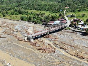 Jembatan Beutong Ateuh Nagan Raya Putus Diterjang Banjir Bandang