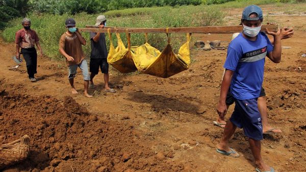 Jenazah Korban Longsor Tapanuli Selatan Dimakamkan