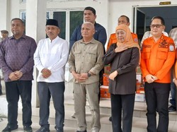Gubernur Jatim Khofifah Kirim Relawan Bantu Korban Banjir di Sumut