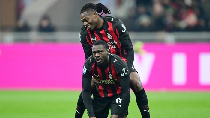 AC Milan berhasil mengamankan tiga poin penting setelah menaklukkan Lazio dengan skor tipis 1-0 pada laga lanjutan Liga Italia di San Siro, Minggu (30/11/2025) dini hari WIB. Kemenangan ini sekaligus mengantar Rossoneri melesat ke puncak klasemen sementara. REUTERS/Daniele Mascolo