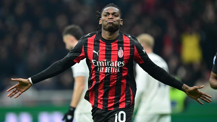 AC Milan berhasil mengamankan tiga poin penting setelah menaklukkan Lazio dengan skor tipis 1-0 pada laga lanjutan Liga Italia di San Siro, Minggu (30/11/2025) dini hari WIB. Kemenangan ini sekaligus mengantar Rossoneri melesat ke puncak klasemen sementara. REUTERS/Daniele Mascolo