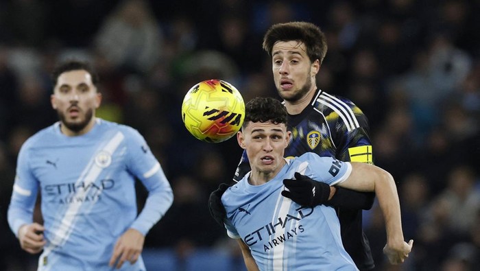 Soccer Football - Premier League - Manchester City v Leeds United - Etihad Stadium, Manchester, Britain - November 29, 2025 Manchester Citys Phil Foden in action with Leeds Uniteds Ilia Gruev Action Images via Reuters/Jason Cairnduff EDITORIAL USE ONLY. NO USE WITH UNAUTHORIZED AUDIO, VIDEO, DATA, FIXTURE LISTS, CLUB/LEAGUE LOGOS OR LIVE SERVICES. ONLINE IN-MATCH USE LIMITED TO 120 IMAGES, NO VIDEO EMULATION. NO USE IN BETTING, GAMES OR SINGLE CLUB/LEAGUE/PLAYER PUBLICATIONS. PLEASE CONTACT YOUR ACCOUNT REPRESENTATIVE FOR FURTHER DETAILS..