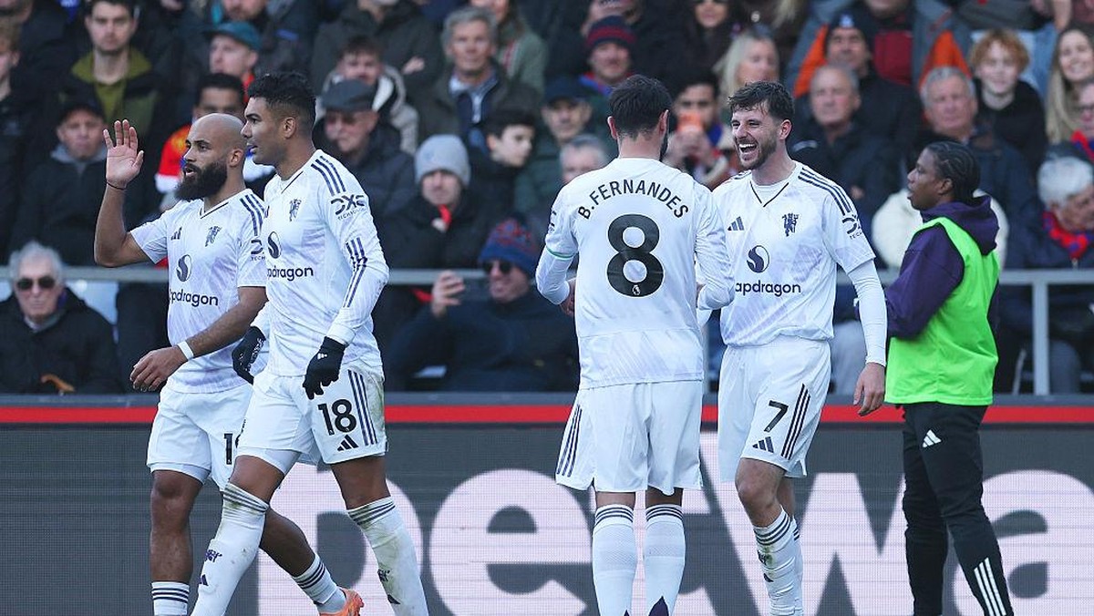 Mason Mount (kanan) menjadi penentu kemenangan MU. Foto: Getty Images/Julian Finney