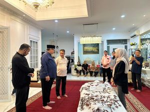 Mantan Gubernur Maluku Said Assagaf Wafat, Menko Airlangga Melayat