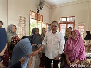 Kunjungi Padang, Zulhas Janji Pasokan Pangan 2 Kali Lipat untuk Korban Banjir