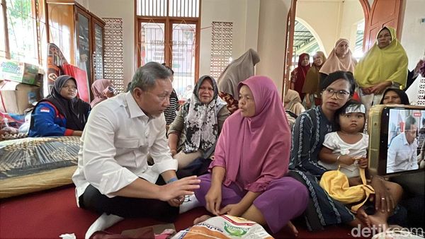 Zulhas Tinjau Posko Banjir di Padang, Temui Pengungsi
