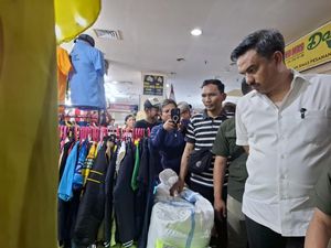 Menteri UMKM Sidak ke Pasar Senen, Pedagang Minta Thrifting Jangan Ditutup