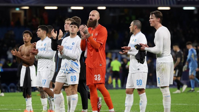 Soccer Football - UEFA Champions League - Napoli v Qarabag - Stadio Diego Armando Maradona, Naples, Italy - November 25, 2025  Napolis David Neres, Mathias Olivera, Rasmus Hojlund, Giuseppe Ambrosino, Vanja Milinkovic-Savic, Eljif Elmas and Scott McTominay applaud fans after the match REUTERS/Ciro De Luca