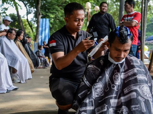Pangkas Rambut Seikhlasnya di Tangerang, Aksi Sosial untuk Korban Bencana