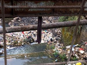 Sampah Menumpuk di Sungai Citarik Cicalengka