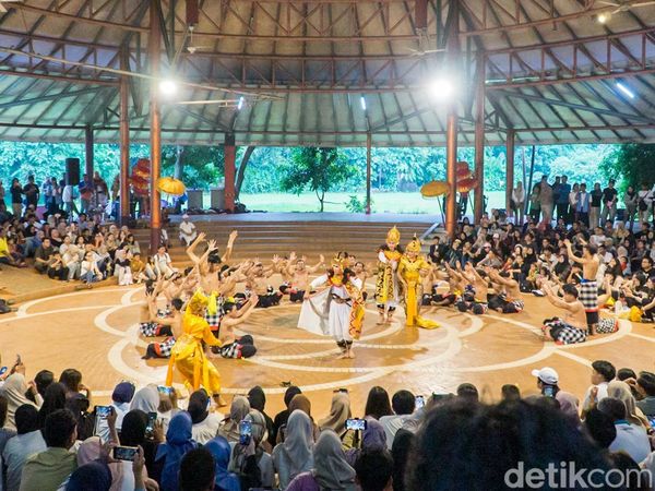 Pertunjukan Kecak Rahwana Lina Pukau Ratusan Penonton di TMII