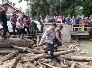 Polda Riau Turunkan 2 Ekskavator Bantu Evakuasi Bencana di Sumbar