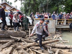 Polda Riau Turunkan 2 Ekskavator Bantu Evakuasi Bencana di Sumbar