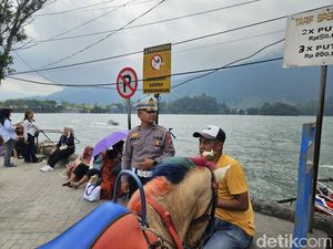 Polisi Blusukan ke Telaga Sarangan Ajak Wisatawan Tertib Berlalu Lintas