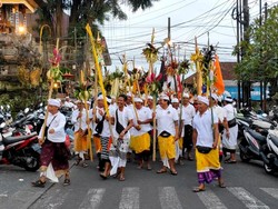 Ratusan Pria Bertombak Keliling Desa Ikuti Ngerebeg Matiti Suara di Blahkiuh