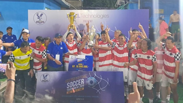Deretan legenda sepakbola Indonesia reuni di lapangan. Mereka tampil di ajang Old Stars Soccer Tournament 2025.