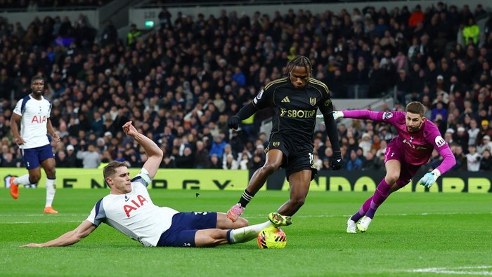 Soccer Football - Premier League - Tottenham Hotspur v Fulham - Tottenham Hotspur Stadium, London, Britain - November 29, 2025 Tottenham Hotspurs Micky van de Ven in action with Fulhams Samuel Chukwueze Action Images via Reuters/Matthew Childs EDITORIAL USE ONLY. NO USE WITH UNAUTHORIZED AUDIO, VIDEO, DATA, FIXTURE LISTS, CLUB/LEAGUE LOGOS OR LIVE SERVICES. ONLINE IN-MATCH USE LIMITED TO 120 IMAGES, NO VIDEO EMULATION. NO USE IN BETTING, GAMES OR SINGLE CLUB/LEAGUE/PLAYER PUBLICATIONS. PLEASE CONTACT YOUR ACCOUNT REPRESENTATIVE FOR FURTHER DETAILS..