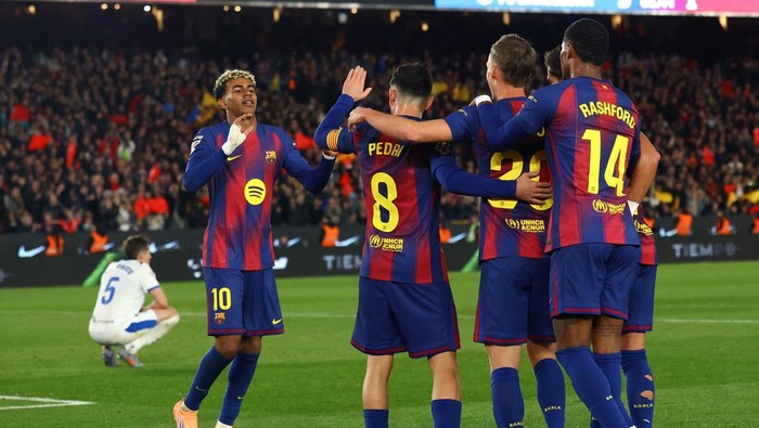 Soccer Football - LaLiga - FC Barcelona v Deportivo Alaves - Spotify Camp Nou, Barcelona, Spain - November 29, 2025 FC Barcelonas Dani Olmo celebrates scoring their third goal with teammates REUTERS/Albert Gea