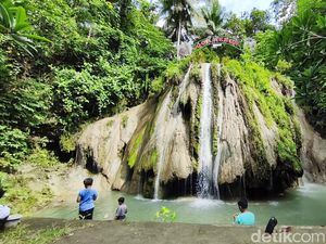 Cantiknya Curug Ukuran Saset dengan Gua Alami di Krembangan Kulon Progo