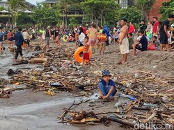 Riuh Pantai Perancak Berawa Saat Manis Kuningan dan Sampah Kayu yang Mengganggu