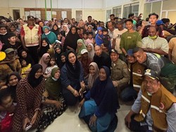 Titiek Soeharto-Didit Tinjau Korban Banjir Aceh: Insyaallah Kami Bantu