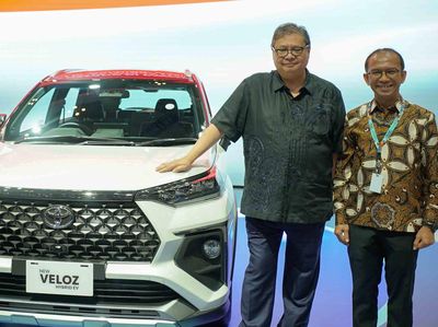 Momen Veloz Hybrid dan bZ4x Lokal Curi Perhatian Menko Airlangga