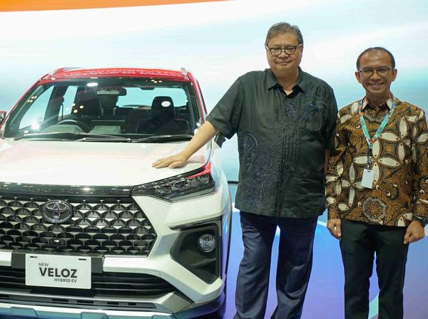 Momen Veloz Hybrid dan bZ4x Lokal Curi Perhatian Menko Airlangga
