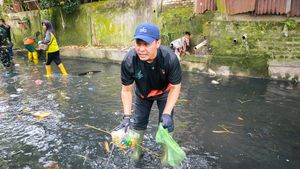 Potret Walkot Agung Ajak Istri-Warga Gorong Royong Bersihkan Parit di Pekanbaru