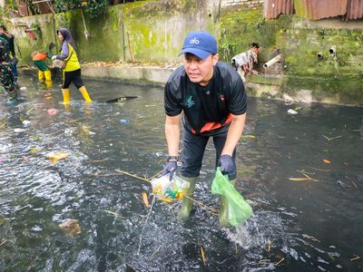Potret Walkot Agung Ajak Istri-Warga Gorong Royong Bersihkan Parit di Pekanbaru