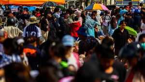 Warga Hat Yai Berebut Belanja Barang Rusak Pascabanjir Maut