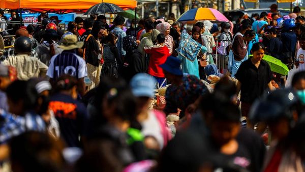 Warga Hat Yai Berebut Belanja Barang Rusak Pascabanjir Maut