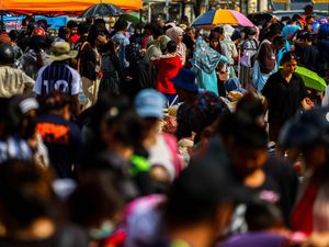 Warga Hat Yai Berebut Belanja Barang Rusak Pascabanjir Maut