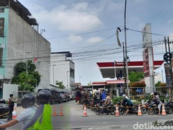Warga Medan Antre 2 Jam di SPBU-Beli BBM Eceran Rp 45 Ribu/Liter