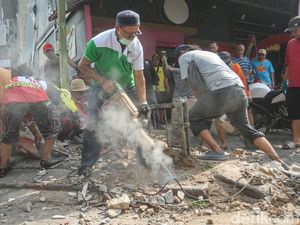 Warga Patungan Cor Jalan Rusak-Bongkar Bangunan yang Tutup Drainase di Tambun