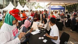 Warga Ramai-ramai Bikin Kartu JakMob untuk Naik TJ-KRL Gratis di DKI