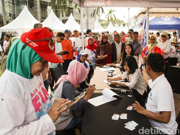 Warga Ramai-ramai Bikin Kartu JakMob untuk Naik TJ-KRL Gratis di DKI