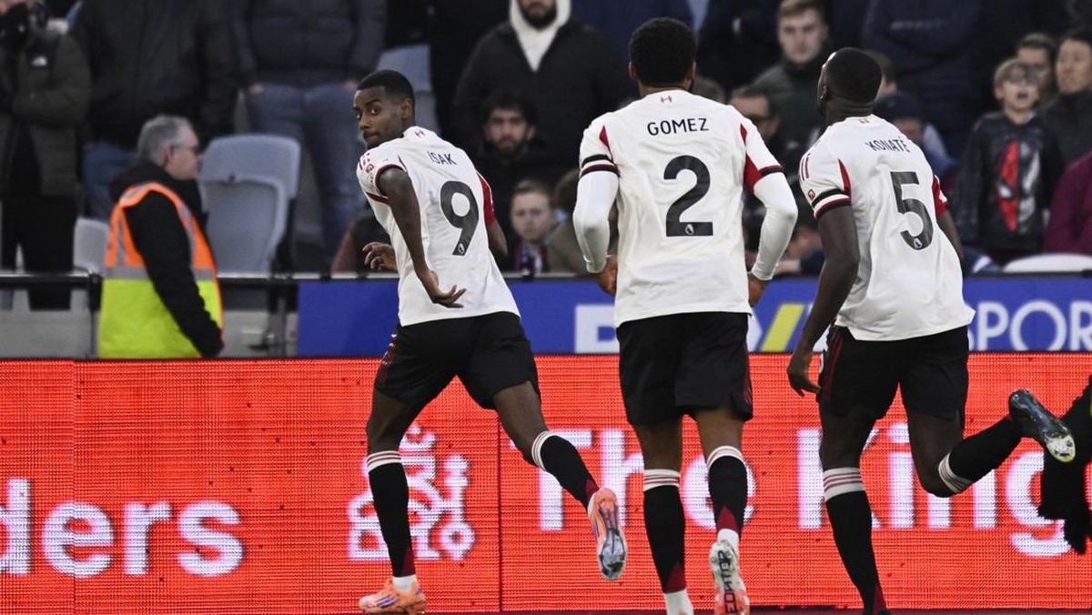 Alexander Isak bikin gol, Liverpool menang 2-0 di kandang West Ham United. (REUTERS/TONY O BRIEN)