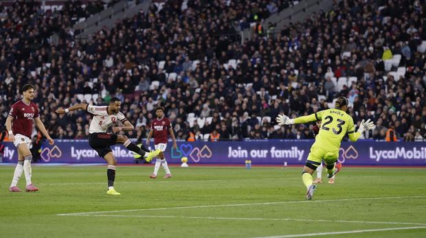 West Ham vs Liverpool Soccer Football - Premier League - West Ham United v Liverpool - London Stadium, London, Britain - November 30, 2025 Liverpool's Cody Gakpo scores their second goal Action Images via Reuters/Andrew Couldridge EDITORIAL USE ONLY. NO USE WITH UNAUTHORIZED AUDIO, VIDEO, DATA, FIXTURE LISTS, CLUB/LEAGUE LOGOS OR 'LIVE' SERVICES. ONLINE IN-MATCH USE LIMITED TO 120 IMAGES, NO VIDEO EMULATION. NO USE IN BETTING, GAMES OR SINGLE CLUB/LEAGUE/PLAYER PUBLICATIONS. PLEASE CONTACT YOUR ACCOUNT REPRESENTATIVE FOR FURTHER DETAILS..