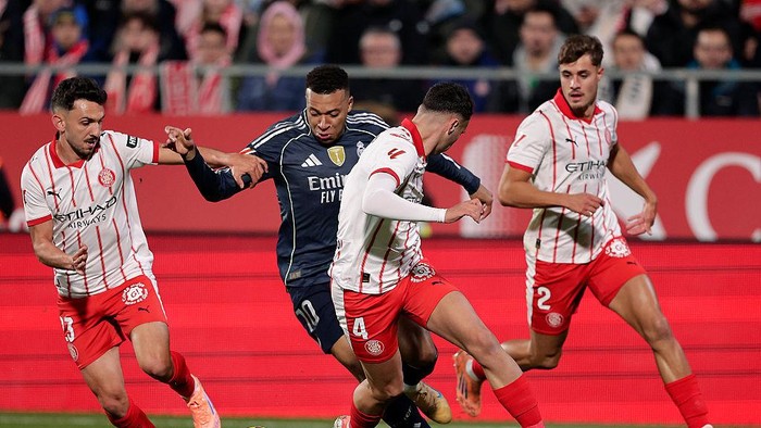 GIRONA, SPAIN - NOVEMBER 30: (L-R) Ivan Martin of Girona, Kylian Mbappe of Real Madrid, Arnau Martinez of Girona, Hugo Rincon of Girona  during the LaLiga EA Sports  match between Girona v Real Madrid at the Estadi Municipal Montilivi on November 30, 2025 in Girona Spain (Photo by Rico Brouwer/Soccrates/Getty Images)