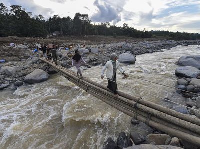 Akses Terputus, Warga Andalkan Jembatan Darurat Pascabanjir di Salareh Aia